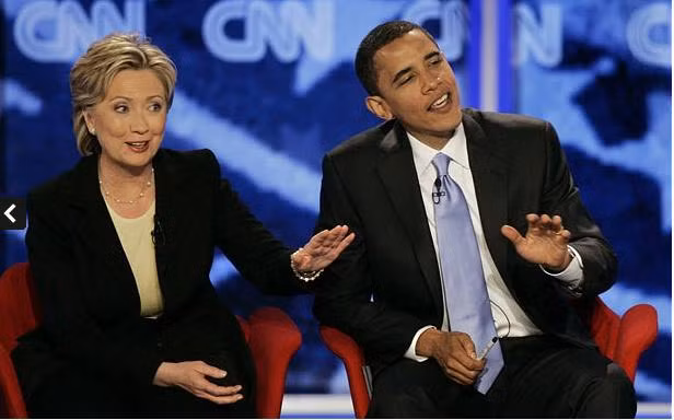 Ngày 3 tháng 7 năm 2007: Thượng nghĩ sĩ Obama cùng bà Hillary Clinton cùng trả lời những câu hỏi tại cuộc tranh luận được tổ chức tại Manchester, New Hampshire