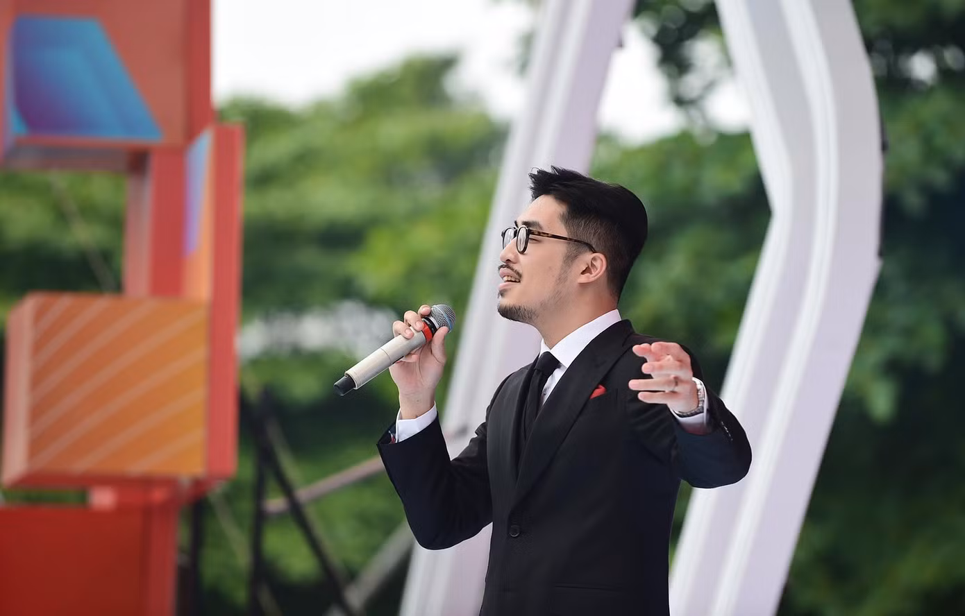 Ca sĩ Vũ (Hoàng Thái Vũ) gắn với danh xưng “Hoàng tử Indie” đốn tim người nghe với những giai điệu và ca từ đậm chất trữ tình, mở đầu với ca khúc Phút ban đầu.