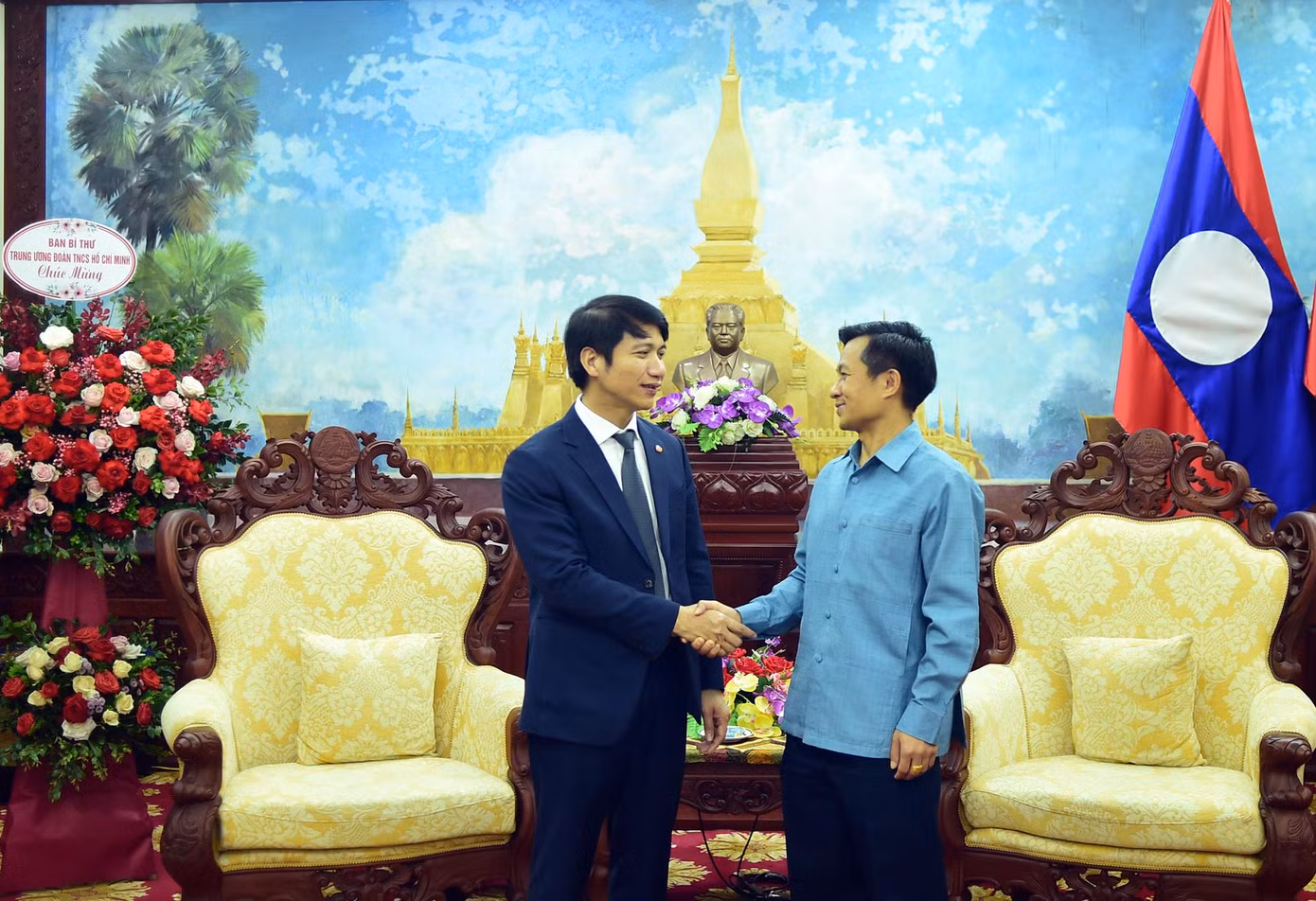Anh Nguyễn Ngọc Lương và Ông Chanthaphone Khammanichanh tại buổi chúc Tết. Anh Nguyễn Ngọc Lương và Ông Chanthaphone Khammanichanh tại buổi chúc Tết.