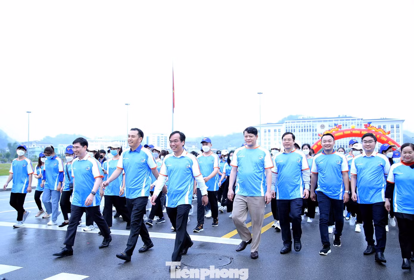 Các đại biểu và đoàn viên thanh niên hội viên đi, chạy bộ sau nghi thức khởi động