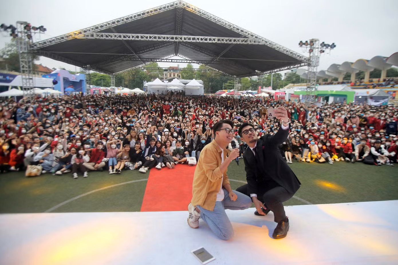 Ca sĩ Vũ cùng MC chụp ảnh selfie cùng hàng nghìn khán giả.