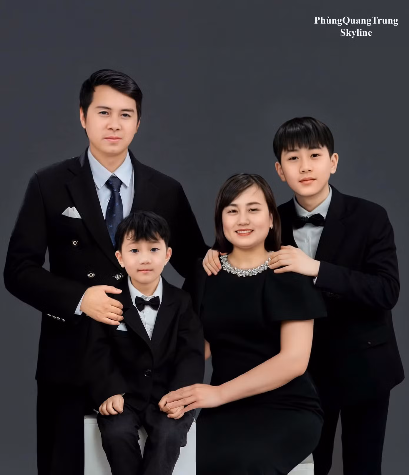 Bức ảnh đầy đủ thành viên gia đình Phúc, Bảo. Ảnh: NVCC Bức ảnh đầy đủ thành viên gia đình Phúc, Bảo. Ảnh: NVCC
