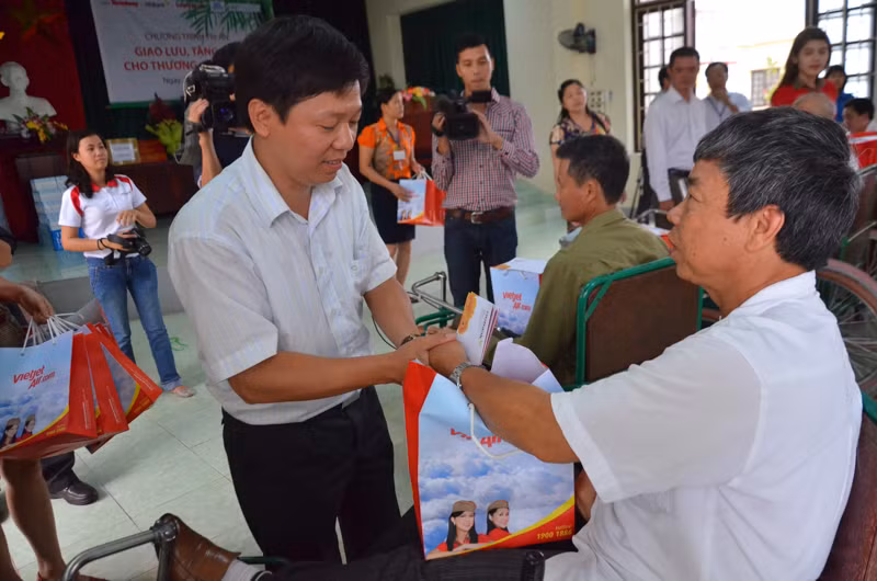 Phó Tổng biên tập báo Tiền Phong tặng quà các thương bệnh binh