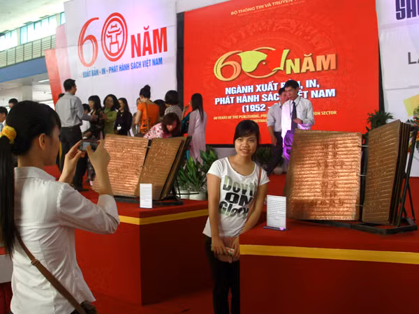 Chụp ảnh lưu niệm bên cuốn sách được xếp hạng kỷ lục Việt Nam