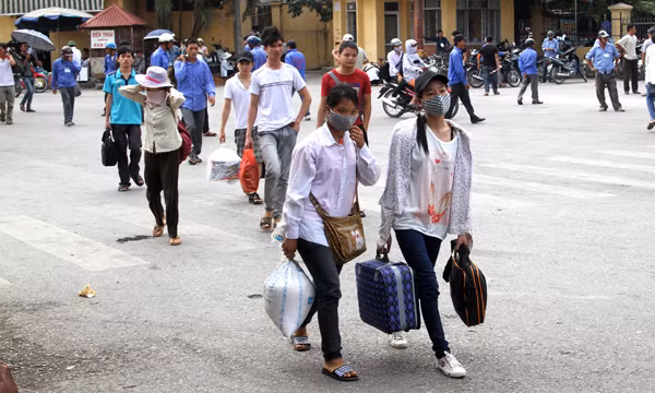 Các thí sinh dự thi kỳ thi tuyển sinh bắt đầu đổ về Hà Nội