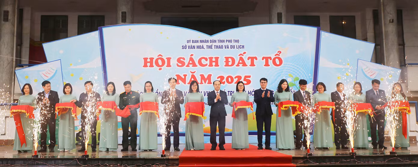 Đại biểu cắt băng khai mạc Hội sách Đất Tổ 2025. Đại biểu cắt băng khai mạc Hội sách Đất Tổ 2025.