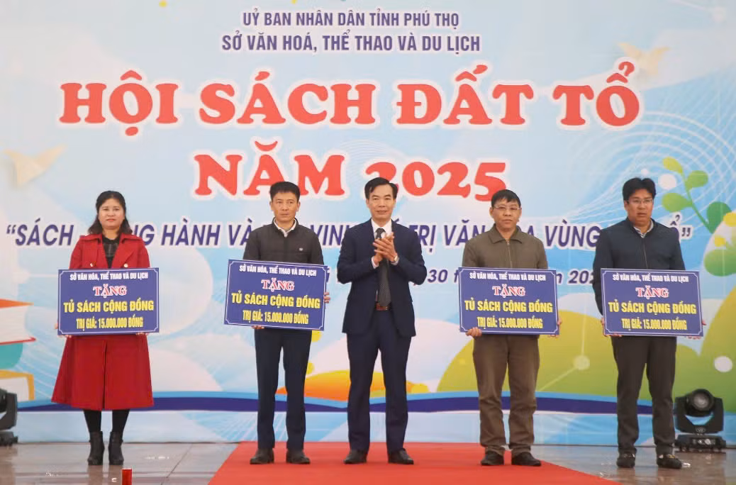 Lãnh đạo Sở Văn hóa - Thể thao và Du lịch trao biểu trưng tặng sách hỗ trợ xây dựng tủ sách cộng đồng cho một số địa phương. Lãnh đạo Sở Văn hóa - Thể thao và Du lịch trao biểu trưng tặng sách hỗ trợ xây dựng tủ sách cộng đồng cho một số địa phương.