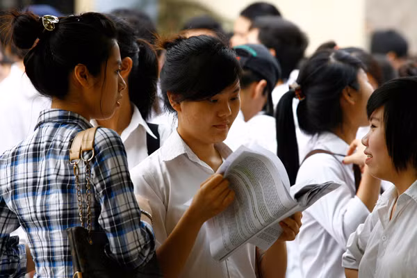 Các thí sinh đến sớm tranh thủ ôn bài trước giờ vào phòng thi