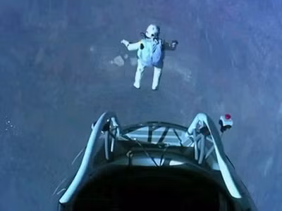 Felix Baumgartner thực hiện cú nhảy từ không gian