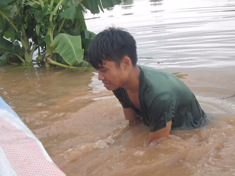 Ngâm mình từ 3h sáng để kiểm tra đê