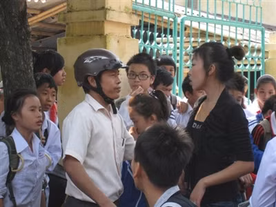Nữ sinh (áo đen) đánh nhau trước cổng trường THCS Đông Thọ (Thanh Hóa). Nữ sinh đánh nhau trước cổng trường