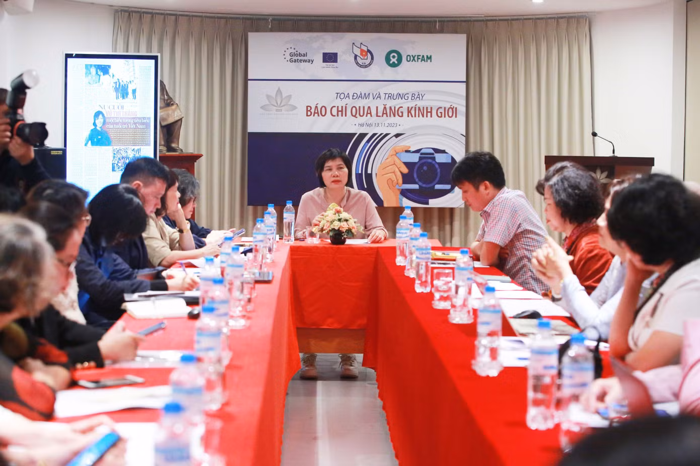 PGS.TS Đỗ Thị Thu Hằng, Trưởng ban Nghiệp vụ Hội nhà báo Việt Nam chủ trì tọa đàm.