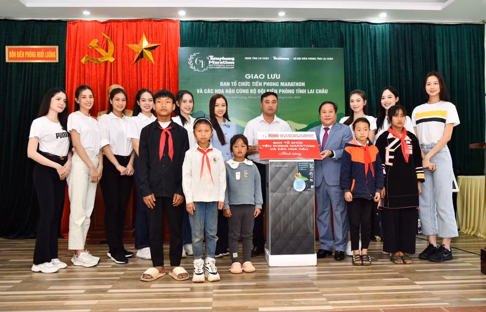 Tại buổi giao lưu, Ban tổ chức Tiền Phong Marathon 2023 đã trao một máy lọc nước tặng Trường Phổ thông Dân tộc bán trú Tiểu học Huổi Luông.
