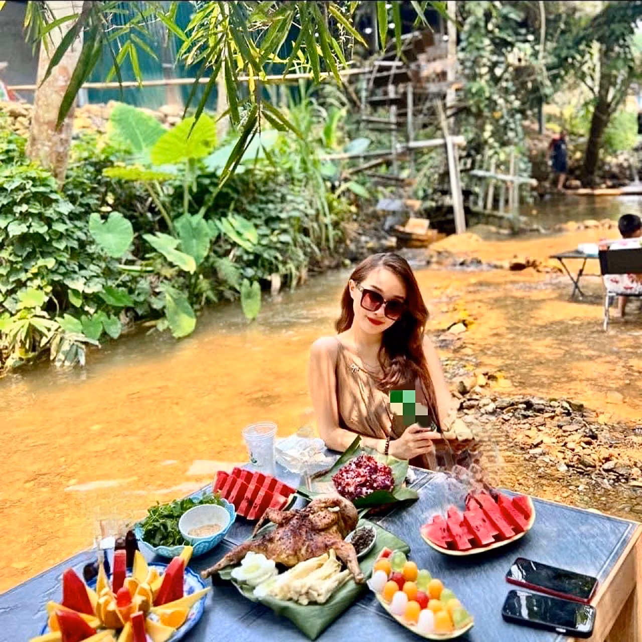 Chị Nguyễn Khánh Huyền (Ỷ La, TP Tuyên Quang) cho biết chị và bạn đã vượt 30km từ thành phố Tuyên Quang đến thôn Đồng Cướm để nghỉ xả hơi: "Chúng tôi đi từ nhà đến đây bằng ô tô chỉ mất khoảng 30 phút. Thường thì chúng tôi hay rủ nhau đi chơi xa vào cuối tuần nhưng hôm nay là sinh nhật tôi nên bạn tôi đã tổ chức luôn tại đây. Tôi rất thích không gian nơi đây, không khí trong lành, dòng nước mát lạnh. Các đồ ăn hôm nay chúng tôi đều đặt làm sẵn tại quán nên bớt được công đoạn chuẩn bị".