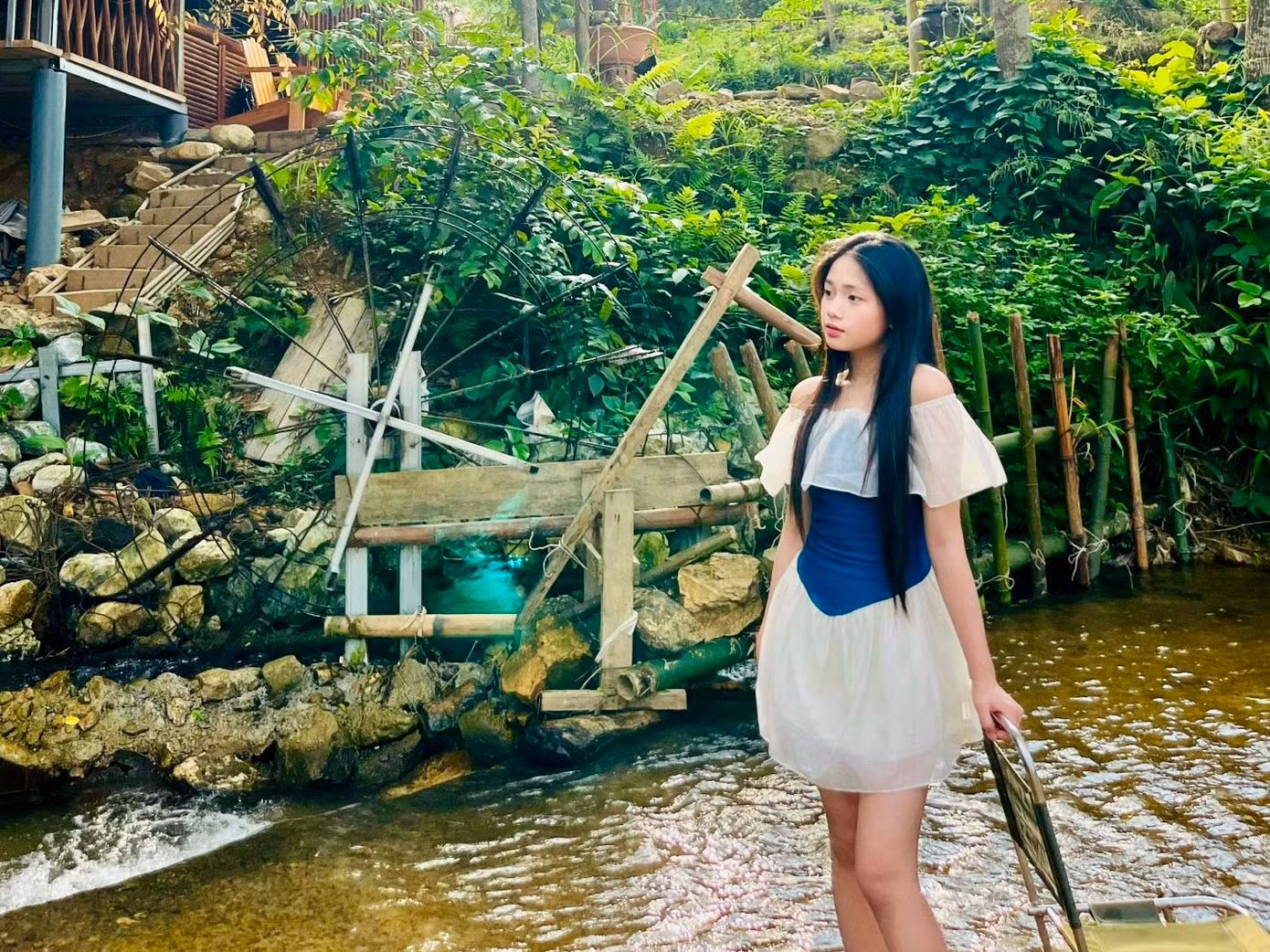 Những bạn trẻ thả dáng chụp ảnh giữa suối dòng suối mát lành.