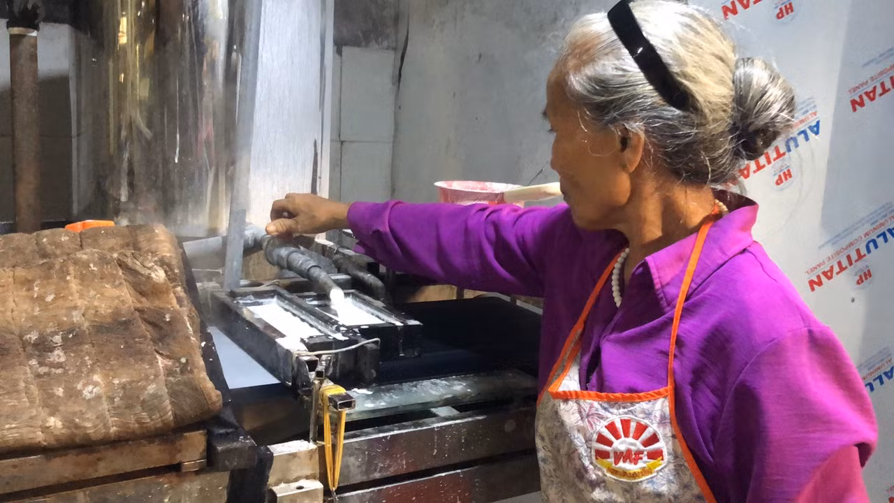 Bánh đa nem làng Chều không chỉ nổi tiếng về độ thơm ngon mà còn nổi tiếng vì lịch sử hình thành lâu đời với hơn 700 năm tuổi. Những ngày giáp Tết, "thủ phủ" bánh đa nem làng Chều lại tất bật chuẩn bị cho những đơn hàng Tết. Bánh đa nem làng Chều không chỉ nổi tiếng về độ thơm ngon mà còn nổi tiếng vì lịch sử hình thành lâu đời với hơn 700 năm tuổi. Những ngày giáp Tết, "thủ phủ" bánh đa nem làng Chều lại tất bật chuẩn bị cho những đơn hàng Tết.