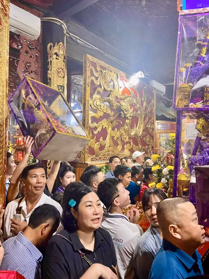 Nhiều người chen chân vào viếng trong điện. Nhiều người chen chân vào viếng trong điện.