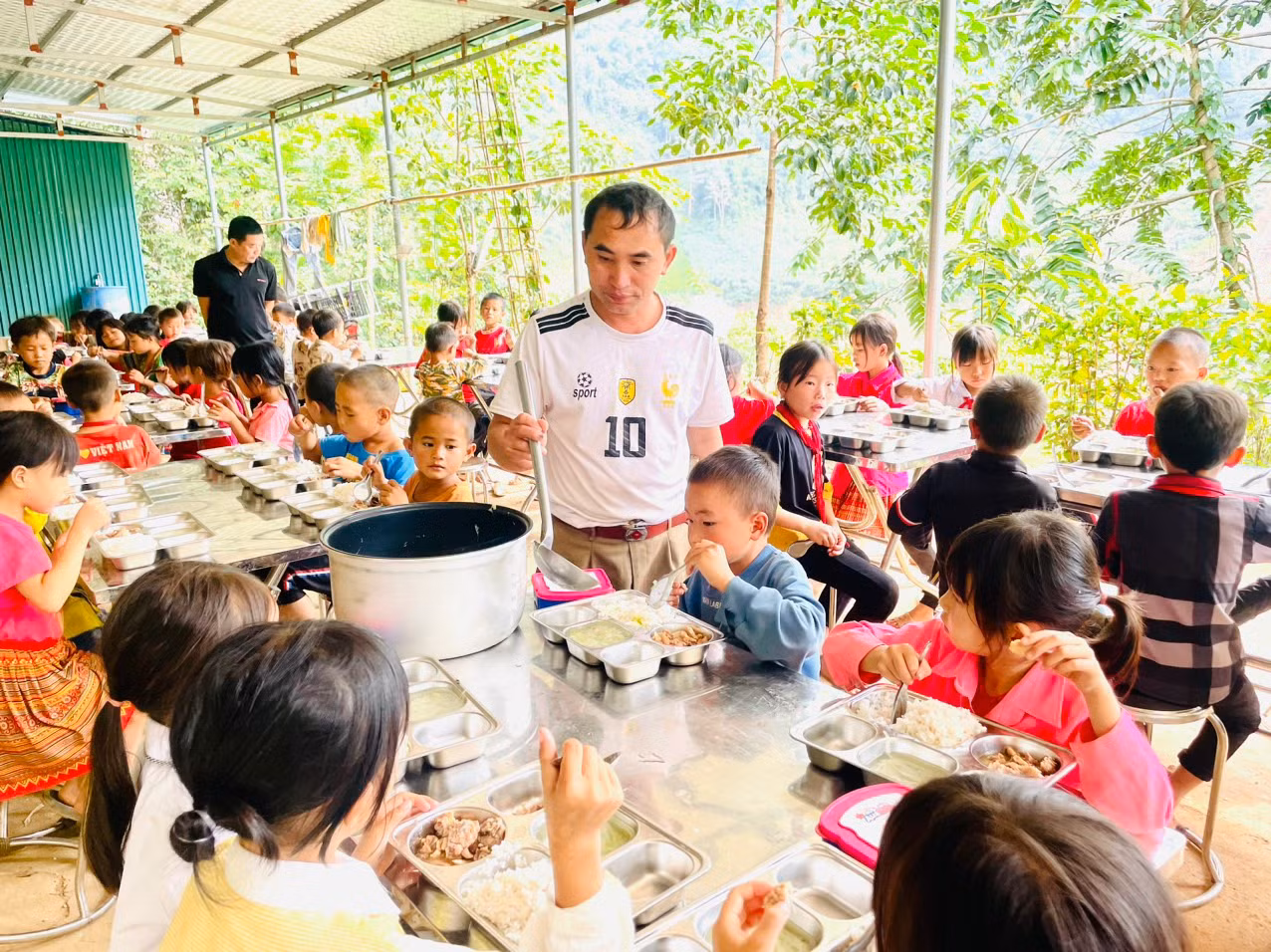 Những bữa cơm của cho các em nhỏ tại các điểm trường được cải thiện hơn rất nhiều kể từ khi dự án "Cùng nhau nuôi em Mường Lát" được thành lập. Những bữa cơm của cho các em nhỏ tại các điểm trường được cải thiện hơn rất nhiều kể từ khi dự án "Cùng nhau nuôi em Mường Lát" được thành lập.