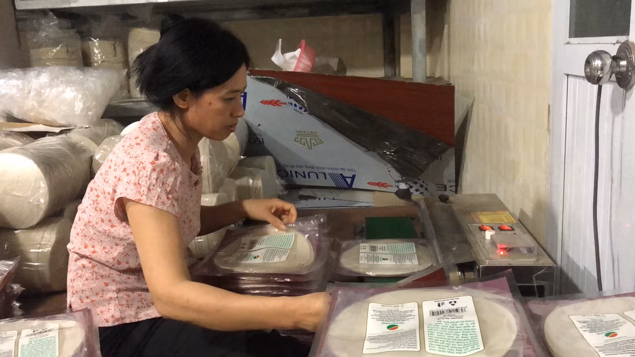 Trước kia, bà con làng Chều chủ yếu sản xuất thủ công nên năng suất, sản lượng không cao. Đúc rút được kinh nghiệm, nhiều hộ sản xuất đã áp dụng khoa học công nghệ, từng bước hoàn thiện sản xuất, sản lượng bánh làm ra gấp nhiều lần trước đây. Trước kia, bà con làng Chều chủ yếu sản xuất thủ công nên năng suất, sản lượng không cao. Đúc rút được kinh nghiệm, nhiều hộ sản xuất đã áp dụng khoa học công nghệ, từng bước hoàn thiện sản xuất, sản lượng bánh làm ra gấp nhiều lần trước đây.