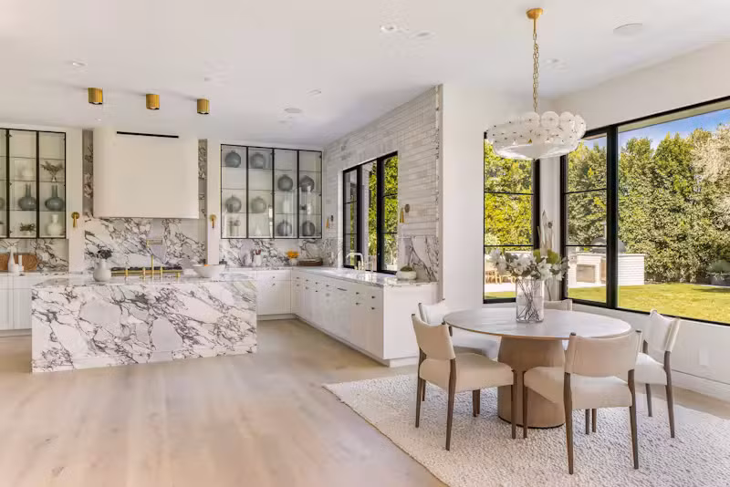 Khu bếp chính mang chuẩn mực của một căn bếp cao cấp, đủ sức phục vụ một buổi tiệc lớn với bếp phụ riêng, phòng chứa thực phẩm cùng các vật dụng cao cấp khác.