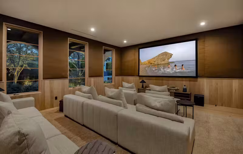 Không chỉ đẹp, ngôi nhà tiện nghi bậc nhất với hệ thống thiết bị thông minh, rạp chiếu phim tại gia, phòng làm việc và 5 phòng ngủ khép kín.