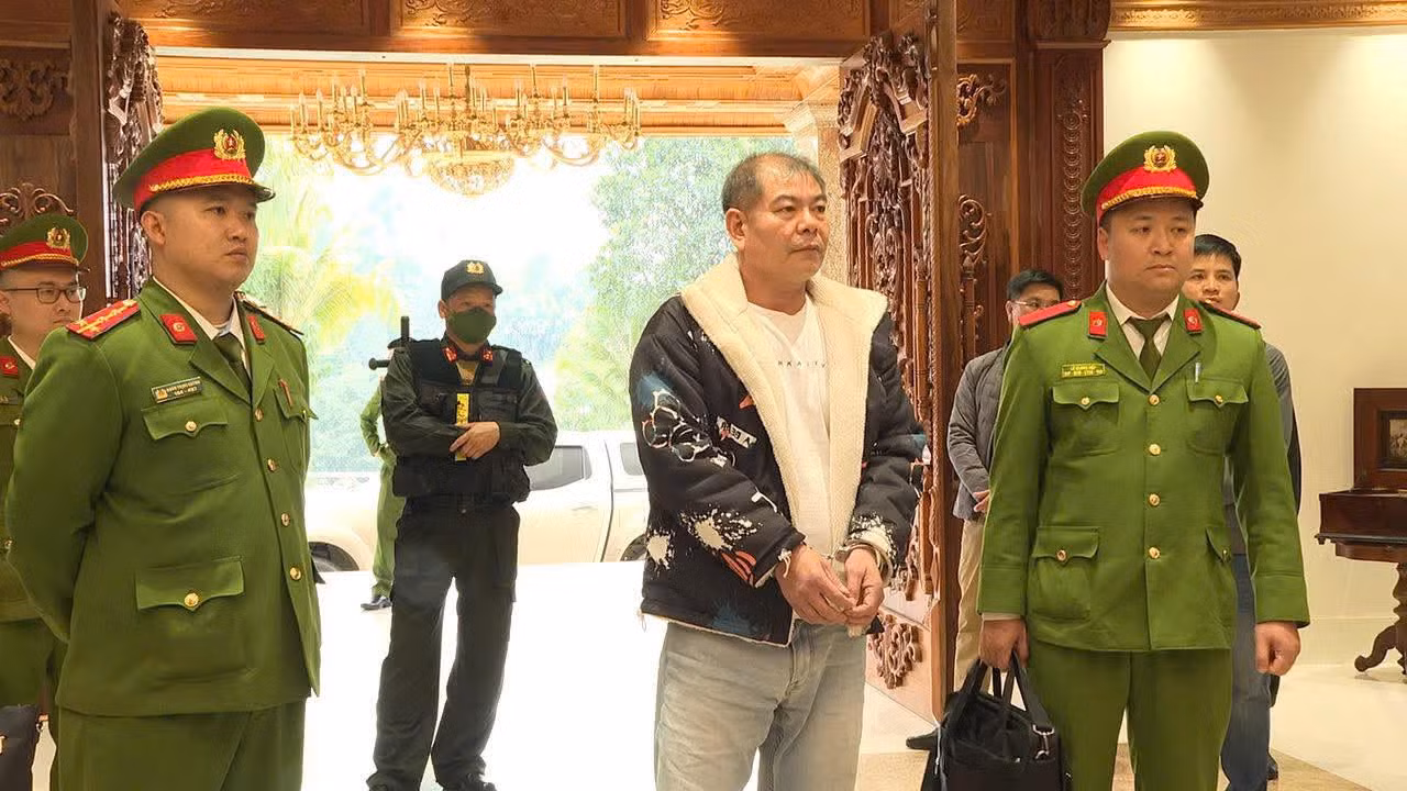 Cơ quan chức năng tống đạt quyết định tố tụng đối với Nguyễn Văn Tuấn (Tuấn "trắng"). Ảnh: CACC Cơ quan chức năng tống đạt quyết định tố tụng đối với Nguyễn Văn Tuấn (Tuấn "trắng"). Ảnh: CACC