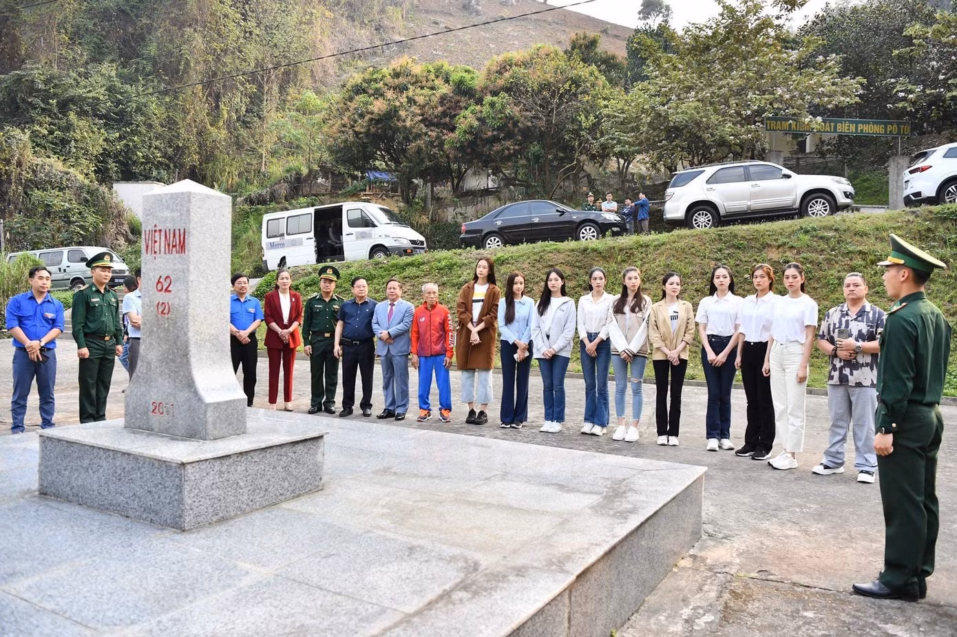 Nhân dịp này, Ban Tổ chức Tiền Phong Marathon, Đoàn Thanh niên báo Tiền Phong và các hoa hậu, á hậu cũng được gặp gỡ và giao lưu với bộ đội đồn biên phòng Huổi Luông - những người đang ngày đêm hết mình gìn giữ và bảo vệ miền biên cương của Tổ quốc.