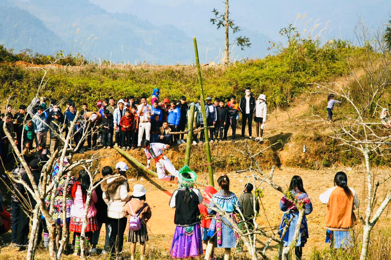 Địa điểm diễn ra lễ hội Gầu Tào được gọi là Hấu Tào (Đồi Hội), là một quả đồi thấp, đỉnh bằng phẳng tạo nên bãi đất rộng và được bao quanh bởi những ngọn đồi cao hơn, phía trước có không gian trũng hẹp và phải chạy theo hướng Đông để khi cây nêu được dựng lên sẽ đón được ánh nắng mặt trời. Ảnh: Võ Tuấn Hùng.