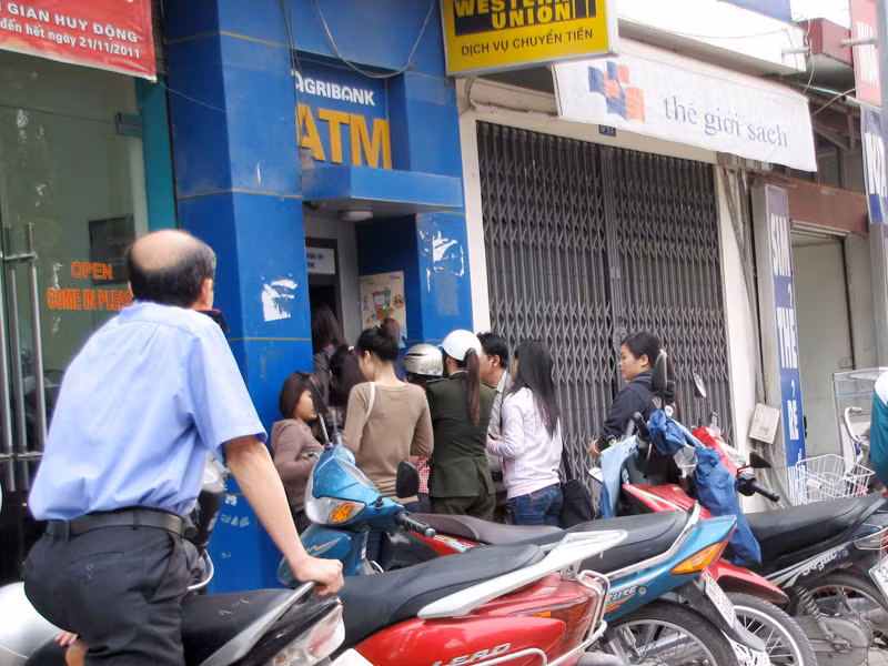 Người đông thế này, bào vệ chỉ có thể đề phòng, phát hiện và may ra kịp xử lý những trường hợp cướp giật tiền của chủ thẻ