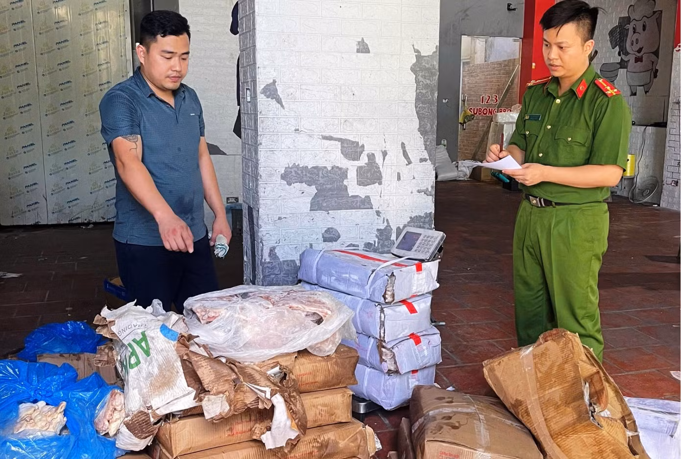 Lực lượng Công an kiểm tra, phát hiện gần 2,5 tấn thực phẩm đông lạnh không có hóa đơn, chứng từ chứng minh nguồn gốc xuất xứ. Lực lượng Công an kiểm tra, phát hiện gần 2,5 tấn thực phẩm đông lạnh không có hóa đơn, chứng từ chứng minh nguồn gốc xuất xứ.