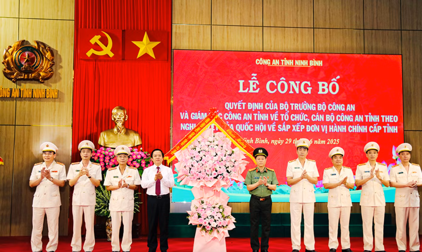 Đồng chí Chủ tịch UBND tỉnh Phạm Quang Ngọc tặng hoa chúc mừng Ban Giám đốc Công an tỉnh. Ảnh: Đức Lam. Đồng chí Chủ tịch UBND tỉnh Phạm Quang Ngọc tặng hoa chúc mừng Ban Giám đốc Công an tỉnh. Ảnh: Đức Lam.