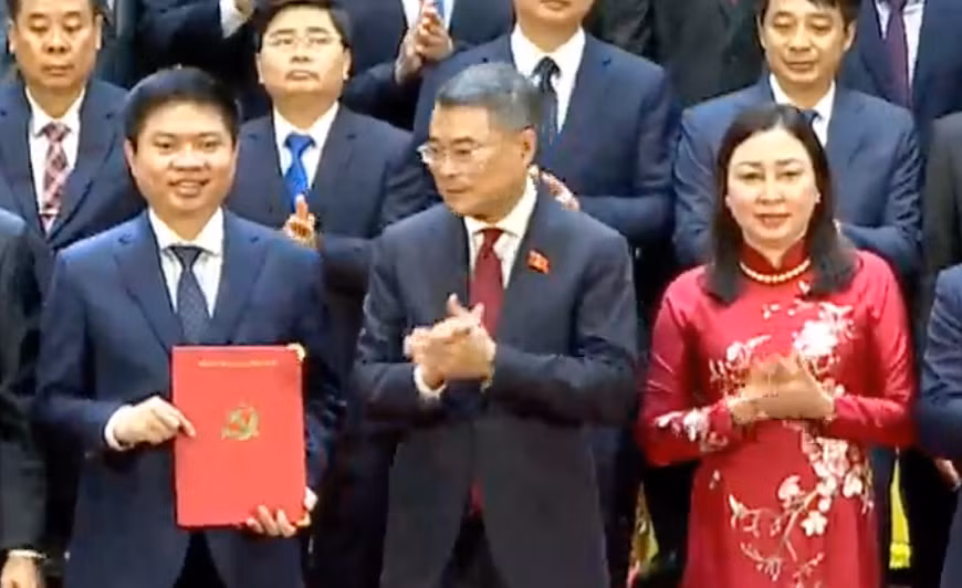 Ông Lê Minh Hưng trao quyết định cho Bí thư Tỉnh uỷ Ninh Bình Trương Quốc Huy. Ông Lê Minh Hưng trao quyết định cho Bí thư Tỉnh uỷ Ninh Bình Trương Quốc Huy.