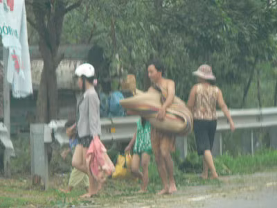 Dân di dời đồ đạc cá nhân phòng tránh bão