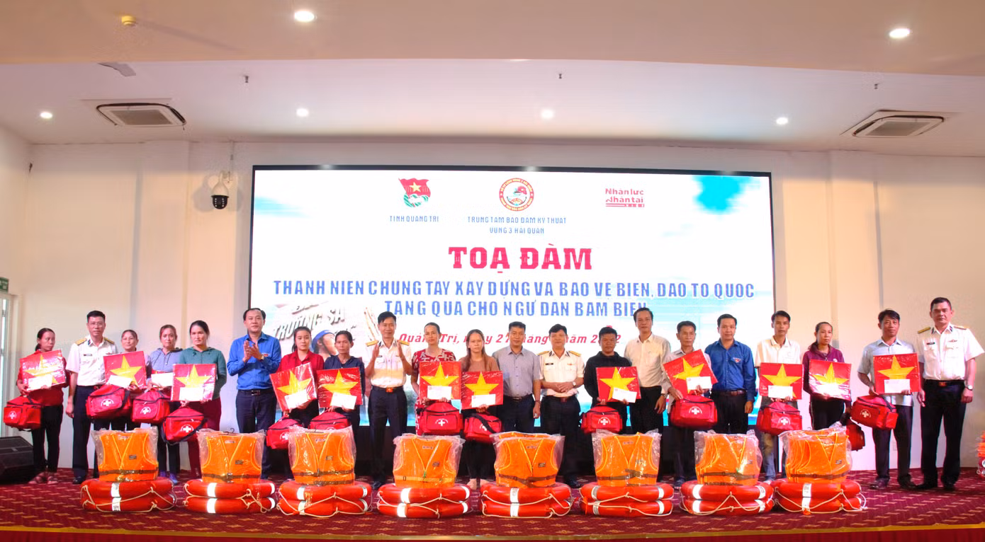 Trao tặng 15 suất quà cho 15 hộ gia đình ngư dân có hoàn cảnh khó khăn.