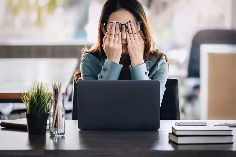 Khi mắc xơ gan, người bệnh giảm sự thèm ăn, thiếu chất dinh dưỡng cộng thêm các cơn đau âm ỉ dẫn tới tình trạng người mệt mỏi. Ảnh minh họa: Internet