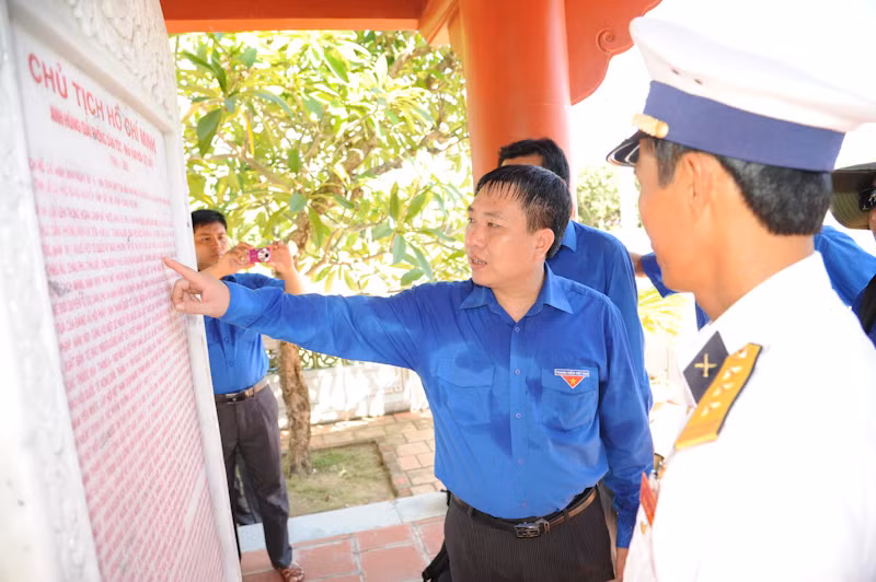 Bí thư T.Ư Đoàn TNCS Hồ Chí Minh Nguyễn Mạnh Dũng tại Nhà tưởng niệm Chủ tịch Hồ Chí Minh . Ảnh: Công Khanh Bí thư T.Ư Đoàn TNCS Hồ Chí Minh Nguyễn Mạnh Dũng tại Nhà tưởng niệm Chủ tịch Hồ Chí Minh