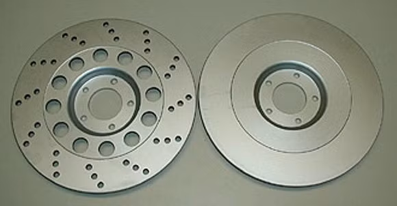 Phanh đĩa loại đục lỗ và phanh đĩa loại đặc