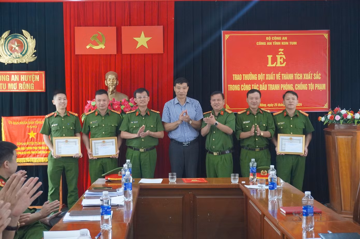 Công an huyện Tu Mơ Rông nhận bằng khen thưởng từ Công an tỉnh Kon Tum