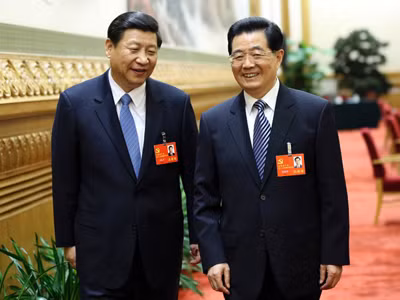 Tổng Bí thư Tập Cận Bình (trái) và người tiền nhiệm Hồ Cẩm Đào. Ảnh: Xinhua