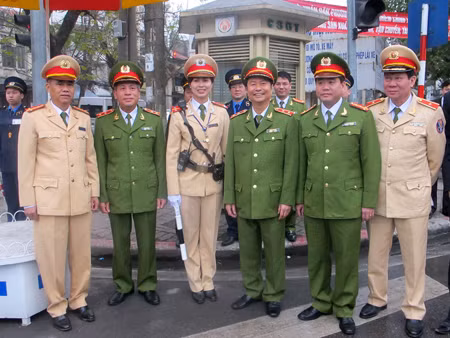 Các đồng chí lãnh đạo Bộ Công an, CATP Hà Nội đi kiểm tra thực tế công tác triển khai lực lượng bảo đảm trật tự, an toàn giao thông tại một số chốt giao thông trọng điểm. Các đồng chí lãnh đạo Bộ Công an, CATP Hà Nội đi kiểm tra thực tế công tác triển khai lực lượng bảo đảm trật tự, an toàn giao thông tại một số chốt giao thông trọng điểm