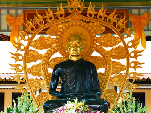 Tượng Phật hoàng Trần Nhân Tông được tạc từ khối ngọc bích nặng 4,5 tấn đang là tượng Phật hoàng lớn nhất Việt Nam