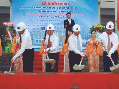Lễ khởi công cụm hồ bơi có mái che ngày 19-5. Ảnh: Thanh Chương
