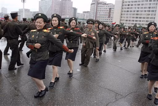 Quân đội Triều Tiên nhảy múa chúc mừng ông Kim Jong Un trở thành Nguyên soái quân đội