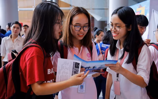 TP.HCM: ĐH Văn Lang công bố chính sách học bổng tuyển sinh hấp dẫn ảnh 1