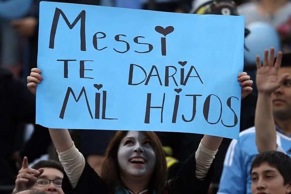 Một fan nữ giơ cao biểu ngữ: Messi, em sẽ cho anh hàng ngàn đứa con