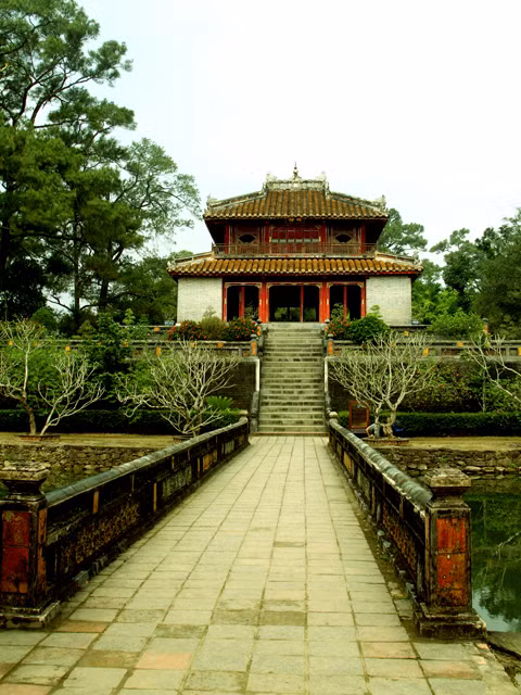Trung đạo kiều dẫn đến Minh Lâu