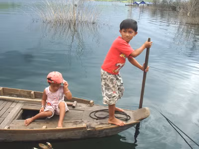 Nguyễn Nhất Phong (8 tuổi) chèo thuyền chở em đi chơi