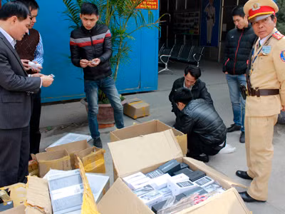 Cơ quan chức năng kiểm đếm lô linh kiện không rõ nguồn gốc trên xe của Vương Duy Thành