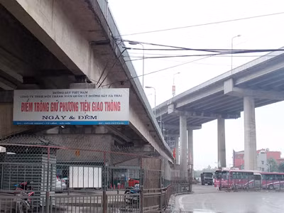Các điểm trông giữ xe dưới gầm cầu Thăng Long đều có biển của Cty quản lý đường sắt Hà Thái. Ảnh: Trọng Đảng
