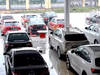 Những chiếc xe nằm chờ khách tại một showroom trên đường Lê Đức Thọ (Hà Nội) vào ngày 31/5